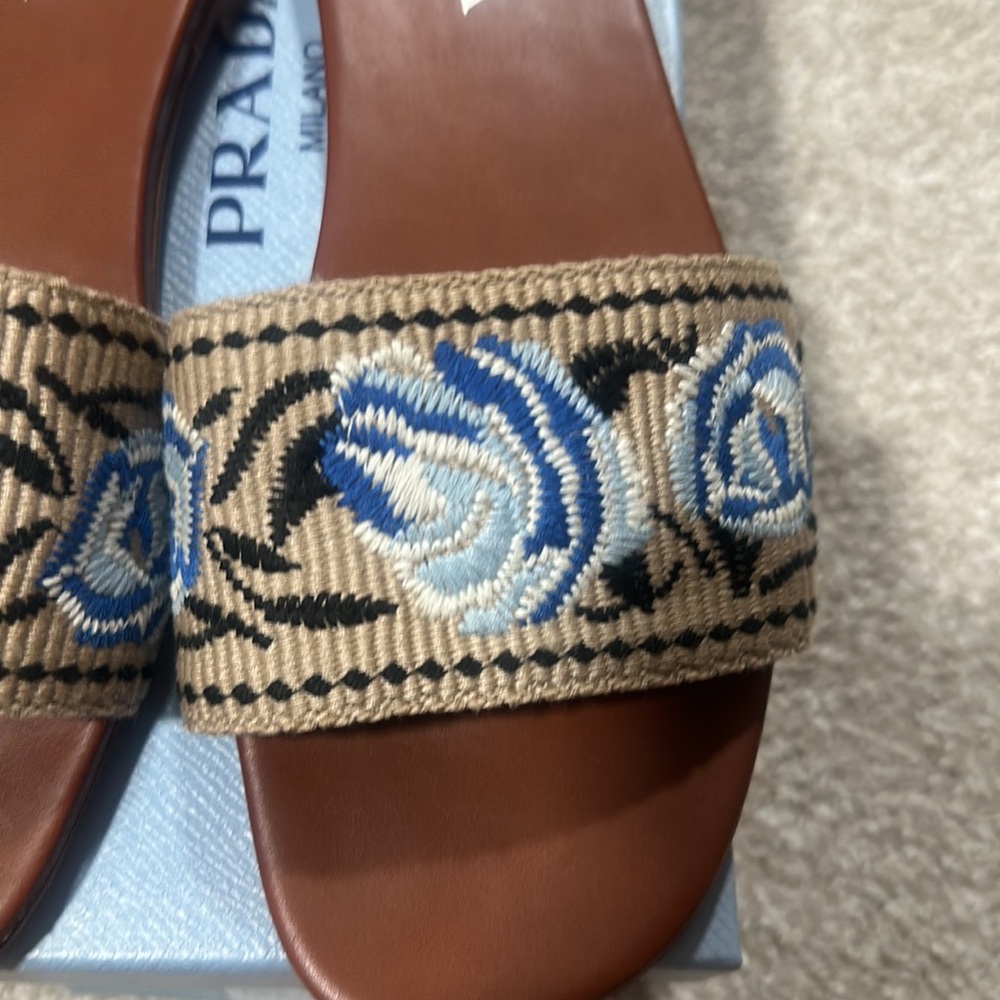 Prada - Picture 5 of 5